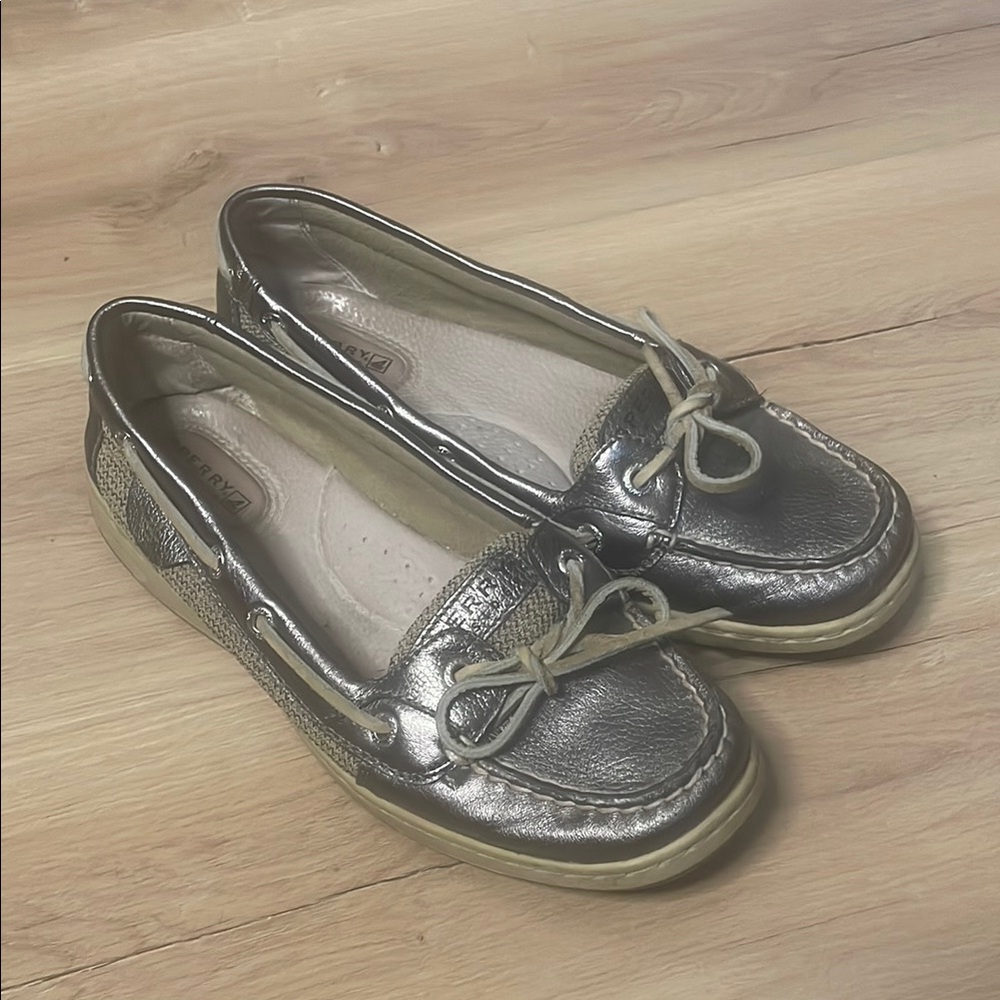 Women's Sperry Shiny Silver Boat Shoes. Lightly Worn.‎ Size 7.5.